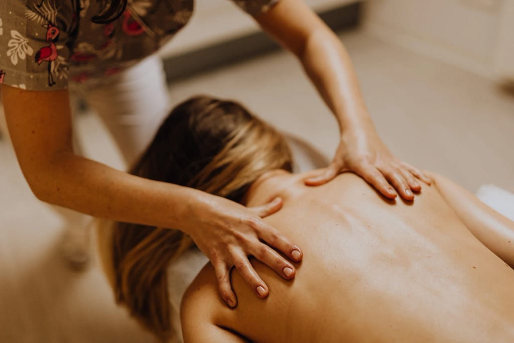 massage bien-être mains soin corps Émotions libération blocage thérapie psycho-corporelle