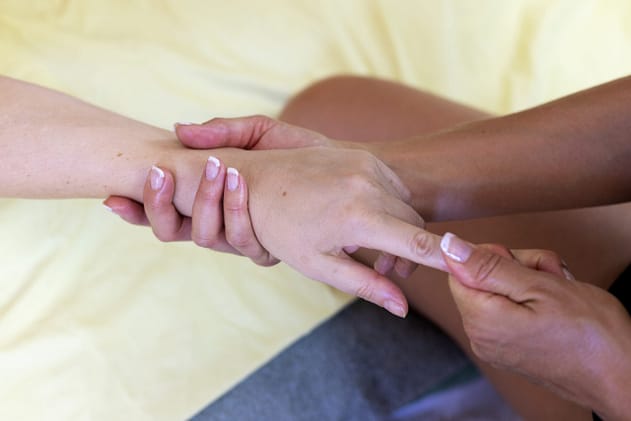 mains massages séance de thérapie psycho-corporelle pour libérer les tensions émotionnelles